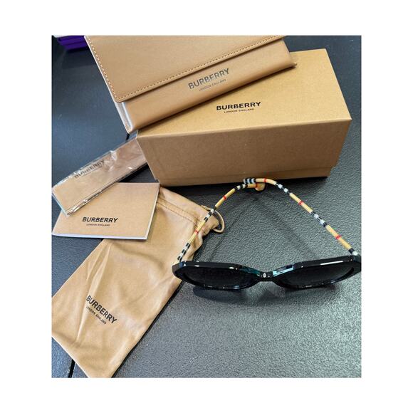 Burberry Women's Low Bridge Fit Sunglasses, BE4375F Vanessa*Brand-New with tags - Picture 5 of 7